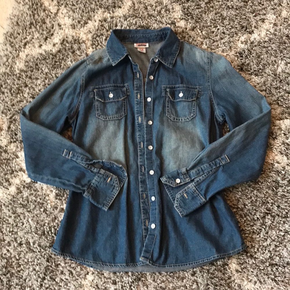 Mossimo size medium chambray Jean button up shirt